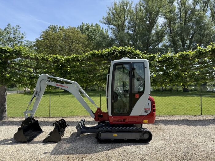 Nieuwe Takeuchi TB216 met Sloop sorteer functie