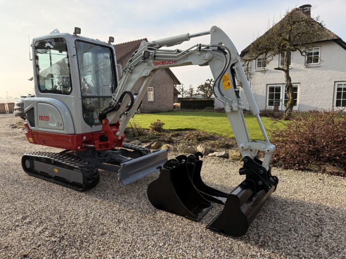 Takeuchi TB225 winter10