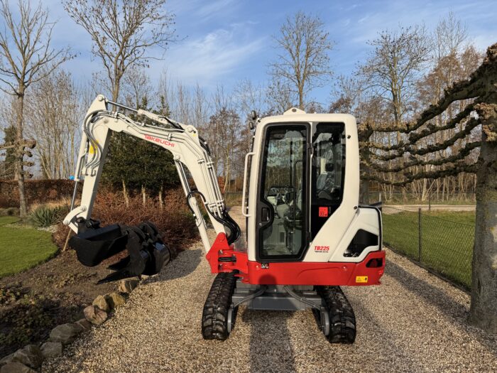 Takeuchi TB225 winter16