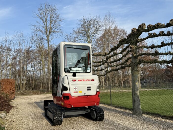 Takeuchi TB225 winter3