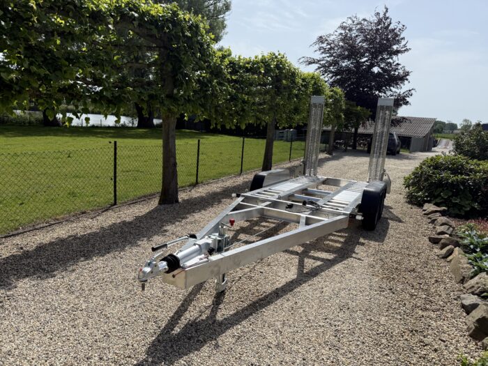 Alternative view of CLm  FLY 600 machine transporter /  spinhoogwerker aanhanger
